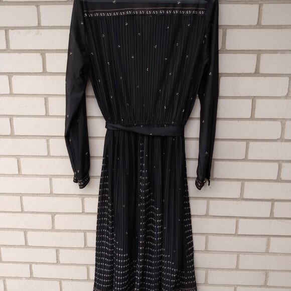 Elegant Black Midi Dress - Picture 11 of 16